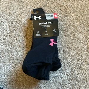 Brand new with tags Under Armour Youth socks, 6 pairs, extra cushion super soft